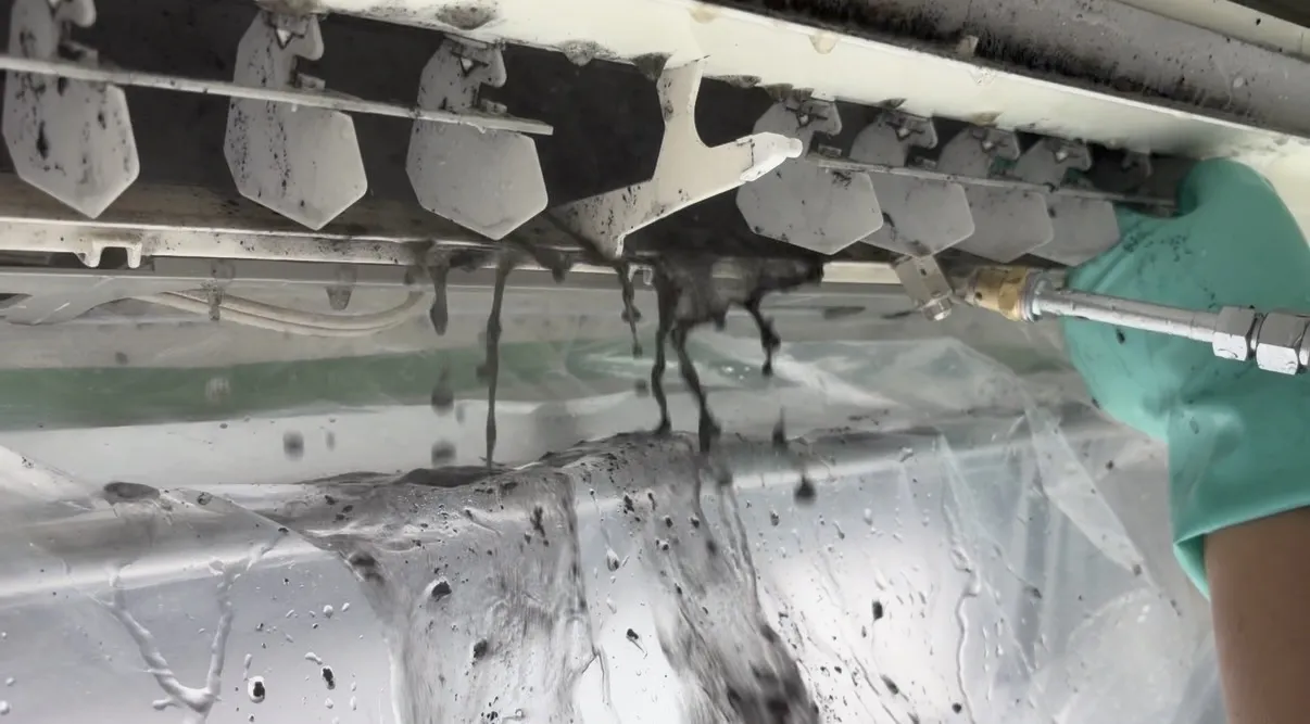 高圧洗浄で汚れを洗い流す